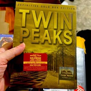 NWT Twin Peaks DEFINITIVE GOLD BOX FIRM -😍
PRICED TO SELL!!!